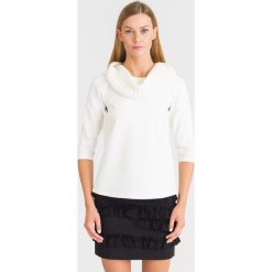 BIAŁA BLUZKA TWINSET Z GOLFEM. Białe bluzki damskie Twinset, bez wzorów, z tkaniny, bez rękawów. Za 309,50 zł.