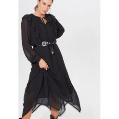 Midi sukienka z paskiem - Czarny. Czarne sukienki damskie Mohito, bez wzorów, bez kołnierzyka, bez rękawów, midi. W wyprzedaży za 79,99 zł.