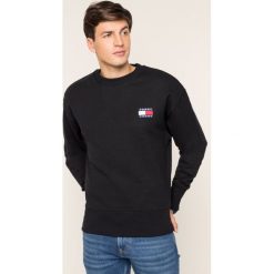 Bluza Tommy Jeans Badge DM0DM06592. Czarne bluzy męskie Tommy Jeans, xl, bez wzorów, z jeansu, bez kołnierzyka, bez rękawów, bez kaptura. Za 379,00 zł.
