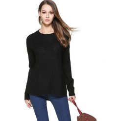 Sweter w kolorze czarnym. Czarne swetry damskie Swetry na chłodne dni, bez wzorów, bez rękawów, bez kaptura. W wyprzedaży za 84,95 zł.