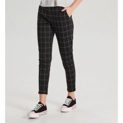 Dzianinowe spodnie - Czarny. Czarne spodnie damskie Cropp, s, z dzianiny. Za 79,99 zł.