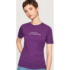 T-shirt z napisem - Fioletowy. Fioletowe t-shirty męskie Reserved, l, z napisami. Za 19,99 zł.