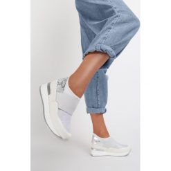 Białe Sneakersy Galidia. Białe koturny damskie Renee, bez obcasa, na koturnie, bez zapięcia. Za 129,99 zł.