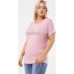 Różowy T-shirt Famously. Różowe bluzki damskie Born2be, xl, z dzianiny. Za 39,99 zł.
