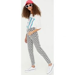 Spodnie skinny fit w kratkę. Białe rurki damskie marki Pull&Bear, w kratkę. Za 109,00 zł.