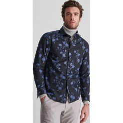 Wzorzysta koszula slim fit - Granatowy. Niebieskie koszule męskie Reserved, s. W wyprzedaży za 49,99 zł.