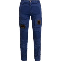 Spodnie AERONAUTICA MILITARE. Niebieskie spodnie męskie Aeronautica Militare, z aplikacjami, z tkaniny, eleganckie. Za 1080,00 zł.