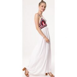 Biała Sukienka Wing In. Białe sukienki damskie Born2be, na plażę, s, bez wzorów, z bawełny, bez kołnierzyka, bez rękawów, maxi. Za 79,99 zł.