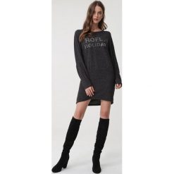 Ciemnoszara Tunika Chadstone. Szare tuniki damskie Born2be, s, z aplikacjami, z okrągłym kołnierzem. Za 99,99 zł.