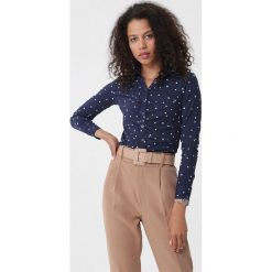 Granatowa Koszula Sheet. Niebieskie bluzki damskie Born2be, s, bez wzorów, eleganckie, z klasycznym kołnierzykiem, bez rękawów. Za 69,99 zł.