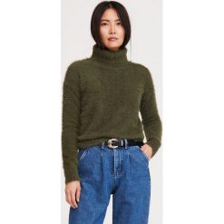 Pluszowy sweter z golfem - Khaki. Brązowe swetry damskie Reserved, s. W wyprzedaży za 49,99 zł.