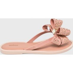 Melissa - Japonki Flip Flop Sweet. Różowe klapki damskie Melissa, bez wzorów, z materiału, bez obcasa. W wyprzedaży za 199,90 zł.