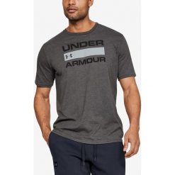 Under Armour Team Issue Wordmark Koszulka Szary. Szare podkoszulki męskie Under Armour, s, z nadrukiem, z bawełny, z krótkim rękawem. Za 128,95 zł.