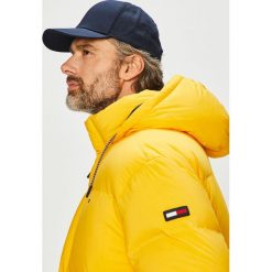 Tommy Jeans - Kurtka puchowa. Żółte płaszcze męskie Tommy Jeans, s, bez wzorów, z poliesteru, krótkie, z kapturem. W wyprzedaży za 949,90 zł.