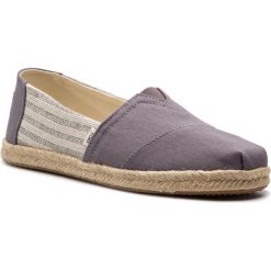 Espadryle TOMS - Classic 10013496 Drizzle Grey Ivy. Szare espadryle damskie Toms, bez wzorów, z tworzywa sztucznego, bez obcasa, na płaskiej podeszwie, bez zapięcia. W wyprzedaży za 179,00 zł.