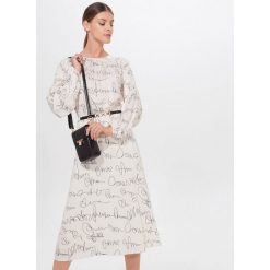 Wzorzysta midi sukienka z paskiem - Kremowy. Białe sukienki damskie Mohito, bez wzorów, bez kołnierzyka, bez rękawów, midi. Za 199,99 zł.