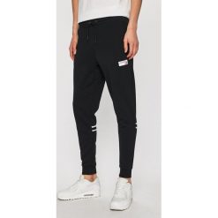 New Balance - Spodnie. Czarne spodnie męskie New Balance, na co dzień, m, bez wzorów, z bawełny, casualowe. W wyprzedaży za 219,90 zł.