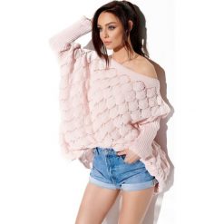 Sweter oversize łuska pudrowy róż. Różowe swetry damskie producent niezdefiniowany, uniwersalny, bez wzorów, bez rękawów, bez kaptura. Za 159,90 zł.