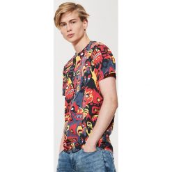 T-shirt z nadrukiem all over - Wielobarwn. Szare t-shirty męskie z nadrukiem marki House, s. Za 49,99 zł.