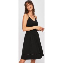 Only - Sukienka. Czarne sukienki damskie ONLY, na co dzień, s, bez wzorów, z elastanu, casualowe, z okrągłym kołnierzem, bez rękawów, mini, rozkloszowane. W wyprzedaży za 49,90 zł.