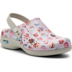 Klapki NURSING CARE - Berlin WG4APF30 Cupcakes 09. Różowe klapki damskie Nursing Care, bez wzorów, ze skóry ekologicznej, bez obcasa. Za 299,00 zł.