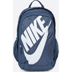 Nike Sportswear - Plecak. Niebieskie plecaki męskie marki Nike Sportswear, w paski, z poliesteru. W wyprzedaży za 129,90 zł.
