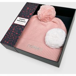 Tommy Hilfiger - Czapka Happy Holidays. Różowe czapki damskie TOMMY HILFIGER, bez wzorów, z bawełny. W wyprzedaży za 199,90 zł.