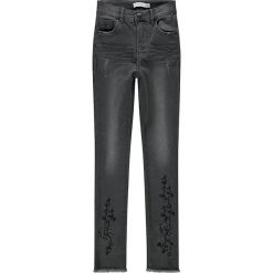 Dżinsy "Polly" - Skinny fit - w kolorze antracytowym. Szare jeansy dziewczęce marki name it girls, w paski. W wyprzedaży za 82,95 zł.