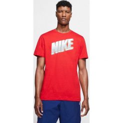 Nike Koszulka Czerwony. Czerwone podkoszulki męskie Nike, s, z nadrukiem, z bawełny, bez kołnierzyka, z krótkim rękawem, krótkie. Za 85,95 zł.
