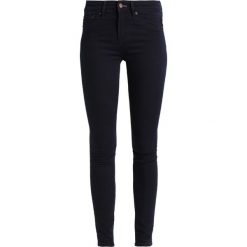 Denham NEEDLE Jeans Skinny Fit darkblue demin. Niebieskie rurki damskie marki Denham. W wyprzedaży za 384,30 zł.