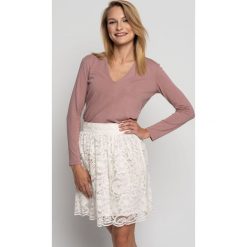 Koronkowa spódnica ecru BIALCON. Spódniczki damskie BIALCON, na spotkanie biznesowe, bez wzorów, z materiału, eleganckie, krótkie, mini. W wyprzedaży za 78,00 zł.