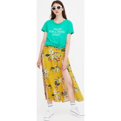 Koszulka basic z napisem. Zielone t-shirty damskie marki Pull&Bear, z napisami. Za 24,90 zł.