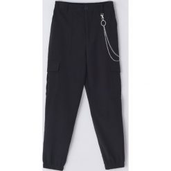 Spodnie jogger cargo z wysokim stanem -. Spodnie damskie Cropp, z podwyższonym stanem. Za 99,99 zł.