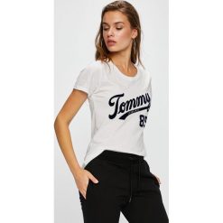 Tommy Jeans - Top. Białe bluzki z odkrytymi ramionami marki Tommy Jeans, s, z nadrukiem, z bawełny, z okrągłym kołnierzem. W wyprzedaży za 129,90 zł.