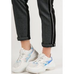 BIAŁE SNEAKERSY Z EFEKTEM HOLO. Białe trampki i tenisówki damskie Kayla, bez wzorów, bez zapięcia. Za 79,90 zł.