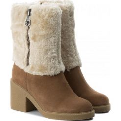 Guess Botki "Rilley". Półbuty damskie Guess, z aplikacjami, ze skóry, bez obcasa, bez zapięcia. Za 479,00 zł.