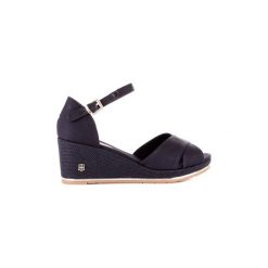 Sandały Tommy Hilfiger FW04077. Niebieskie sandały damskie TOMMY HILFIGER, bez wzorów, bez obcasa, bez zapięcia. Za 409,26 zł.