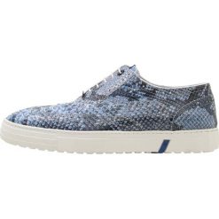 Floris van Bommel WALLI Sznurowane obuwie sportowe jeans. Niebieskie buty sportowe męskie marki Floris van Bommel, z jeansu, na sznurówki. W wyprzedaży za 464,50 zł.