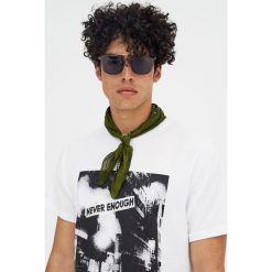 Koszulka z nadrukiem fotograficznym z efektem trykotowym. Białe koszulki męskie Pull&Bear, m, z nadrukiem, bez kołnierzyka, z krótkim rękawem, krótkie. Za 34,90 zł.