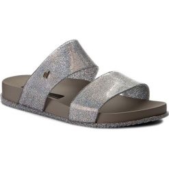 Klapki MELISSA - Cosmic Ad 31613 Silver Glitter 03777. Szare klapki damskie Melissa, z aplikacjami, z tworzywa sztucznego, bez obcasa. W wyprzedaży za 179,00 zł.