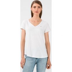 Tommy Jeans Koszulka Biały. Białe koszulki damskie Tommy Jeans, m, bez wzorów, z bawełny, bez kołnierzyka, z krótkim rękawem. Za 135,95 zł.