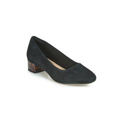 Czółenka Clarks ORABELLA ALICE. Czarne czółenka damskie Clarks, bez wzorów, bez obcasa. W wyprzedaży za 319,20 zł.