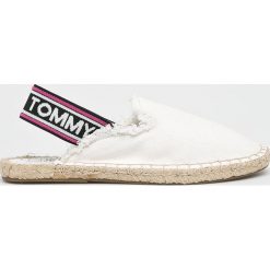 Tommy Jeans - Espadryle. Białe espadryle damskie Tommy Jeans, bez wzorów, z jeansu, bez obcasa. W wyprzedaży za 199,90 zł.