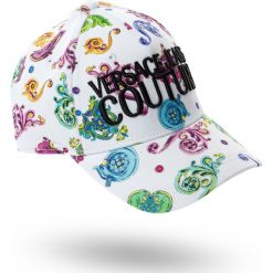 CZAPKA Z DASZKIEM Versace Jeans Couture. Czapki damskie Versace Jeans Couture, bez wzorów, z jeansu. Za 419,00 zł.
