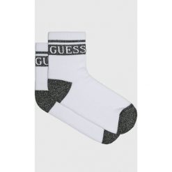 Guess Jeans - Skarpetki. Białe skarpetki damskie Guess Jeans, z aplikacjami, z elastanu. W wyprzedaży za 29,90 zł.
