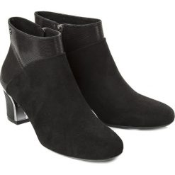 M69/2 CZARNY TEJU/ZAMSZ 39 - M69/2CZARNYTEJU/ZAMSZ39 - - Botki. Czarne botki damskie Botki, z zamszu, bez obcasa, bez zapięcia. W wyprzedaży za 317,40 zł.