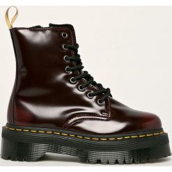 Dr. Martens - Workery wegańskie. Brązowe workery damskie Dr. Martens, z gumy, z okrągłym noskiem, bez obcasa, na obcasie, na sznurówki. Za 899,90 zł.