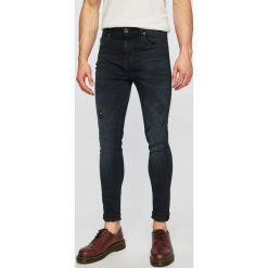 Guess Jeans - Jeansy. Niebieskie jeansy męskie Guess Jeans, m, z aplikacjami. W wyprzedaży za 269,90 zł.