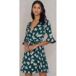 Sukienki hiszpanki: Qontrast X NA-KD Sukienka kopertowa w kwiaty – Green,Multicolor
