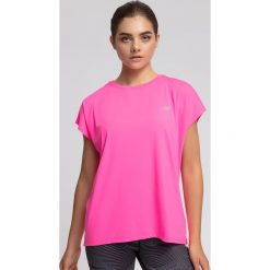 Koszulka treningowa damska TSDF207 - różowy neon. Różowe t-shirty damskie marki 4f, z elastanu, z dekoltem na plecach. W wyprzedaży za 59,99 zł.